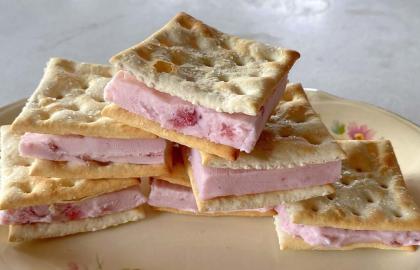 Xây dựng bánh sandwich kem tiếp theo của bạn trên Saltines