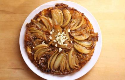 Bạn xứng đáng với món Tarte Tatin hành tây caramen Gorgonzola này