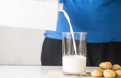 Tại sao bạn nên đổ ngược đồ uống