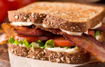 Ướp cà chua để có món BLT thơm ngon hơn