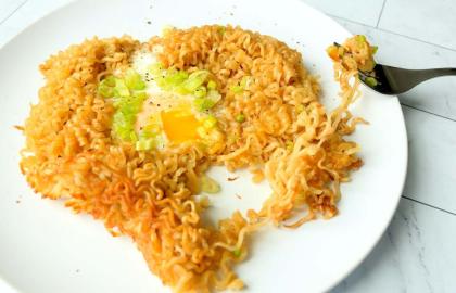 Trứng chiên mì Ramen là một món ăn ngon
