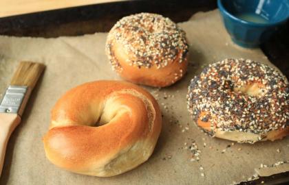 Cách dễ nhất để biến một chiếc bánh mì tròn đơn giản thành một chiếc bánh mì tròn mọi thứ