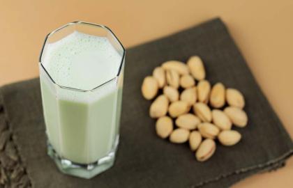 Làm sữa hạt dẻ cười, 'kem' hoàn hảo cho cà phê đá mùa hè của bạn