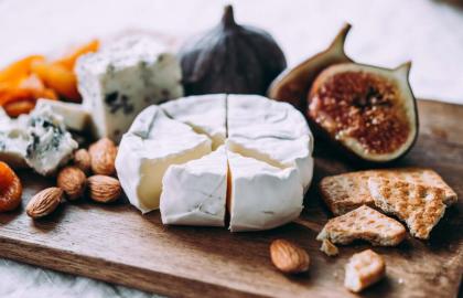 Đừng phục vụ pho mát của bạn trên bảng gỗ
