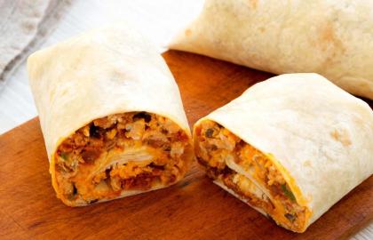Làm món bánh burrito cho bữa sáng với cơm chiên tối qua