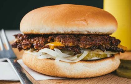 Tại sao bạn nên đập dập bánh mì kẹp thịt trước