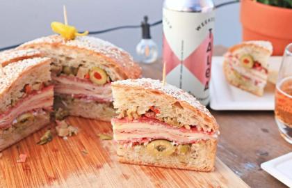 Muffuletta là một chiếc bánh sandwich phục vụ đám đông
