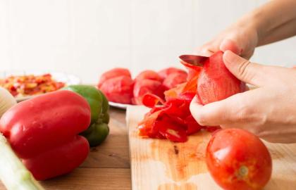 Gọt vỏ cà chua nhanh hơn bằng cách đốt chúng trên bếp gas