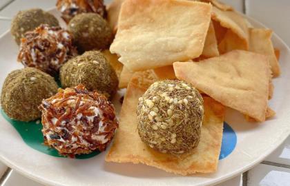 Những quả bóng Labneh nhỏ là những quả phô mai mới