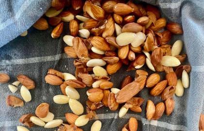 Cách nhanh nhất để lột vỏ hạnh nhân