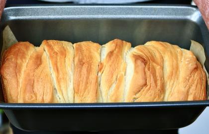 Làm một ổ bánh mì có thể tháo rời bằng bột bánh quy đóng hộp