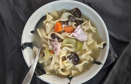 Biến thịt gà tây trong Lễ tạ ơn của bạn thành món súp hấp dẫn qua đêm