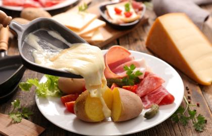 Bữa tiệc Raclette chính xác là những gì bạn cần trong mùa đông này