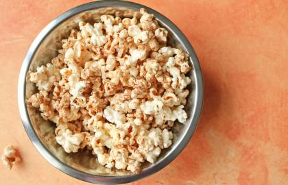 Dầu tẩm gia vị là chìa khóa cho món bắp rang lễ hội này