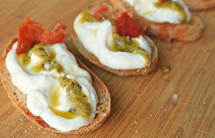 Ricotta đánh bông là cách dễ nhất để nâng cấp món khai vị ngày lễ của bạn. Spread