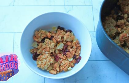Bạn có thể làm những mẻ Granola nhỏ bằng Nồi chiên không khí của mình