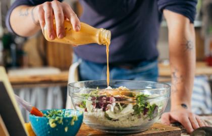 Tại sao bạn không nên pha loãng nước trộn salad với nước (và thay vào đó nên dùng gì)