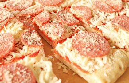Cắt sẵn bánh pizza đông lạnh là cách bạn giành chiến thắng