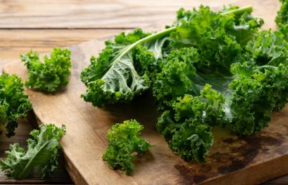 Hai cách tốt nhất để cắt thân cải xoăn và các loại rau đắng khác