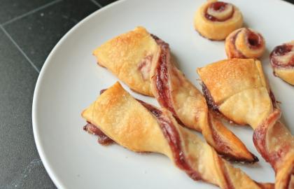 Làm những chiếc bánh phô mai mọng này xoắn từ vỏ bánh còn sót lại