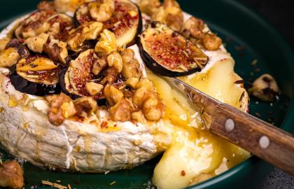 Để nhanh chóng và dễ dàng, hãy xem xét món Brie 'nướng' bằng lò vi sóng