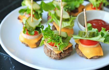 Đặt các thanh trượt Super Bowl lên ghế và làm những chiếc bánh mì kẹp thịt xiên phô mai mini này