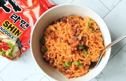 Làm cho món mì Ramen Carbonara biến thái này thậm chí còn ngon hơn