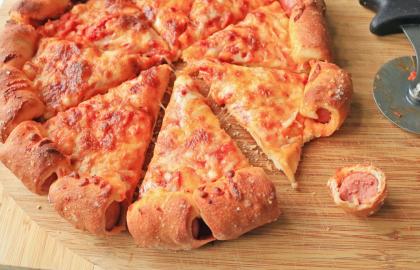 Nhồi xúc xích vào vỏ bánh pizza