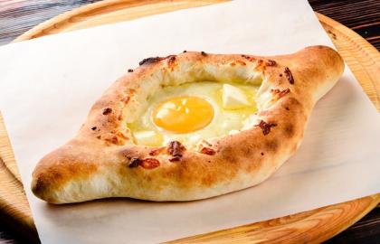 Làm món Khachapuri dễ dàng với bột bánh pizza làm sẵn