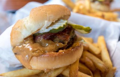 Bơ đậu phộng thuộc về món bánh mì kẹp thịt tiếp theo của bạn