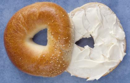 Cách tốt nhất (và an toàn nhất) để cắt bánh mì tròn