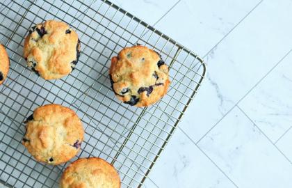 Làm bánh nướng xốp việt quất nhanh chóng và dễ dàng từ hỗn hợp bánh kếp đóng hộp