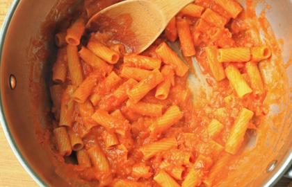 Bỏ kem đặc và làm nước sốt Vodka không chứa sữa này