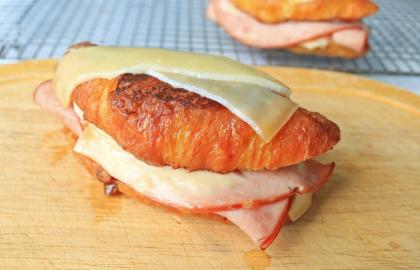 Món bánh mì kẹp suy đồi này là sự kết hợp giữa Monte Cristo và Croque Monsieur